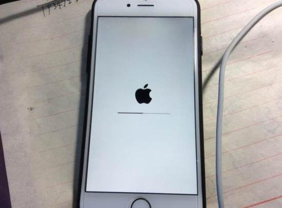 苹果手机为什么出现无法开机显示“白苹果”？
