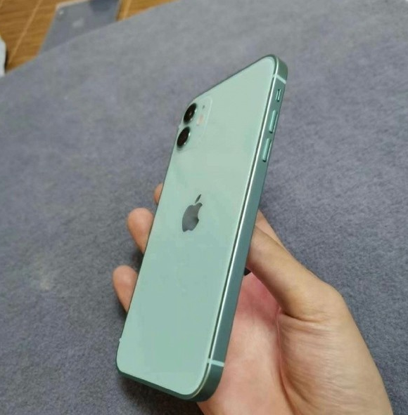疑似苹果 iPhone 12 真机曝光：直角边设计，“刘海”没有缩小