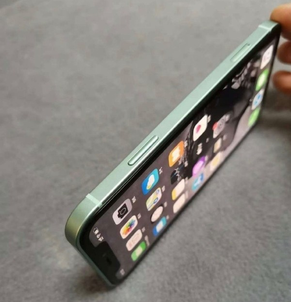疑似苹果 iPhone 12 真机曝光：直角边设计，“刘海”没有缩小