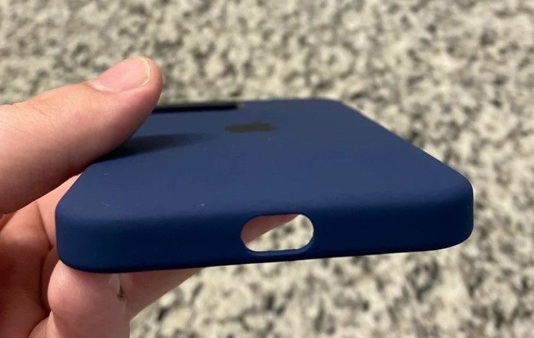 部分用户收到没有扬声器开孔的苹果 iPhone 12 保护壳